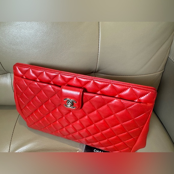Chanel quilted lambksin turn lock clutch bag - Picture 3 of 14